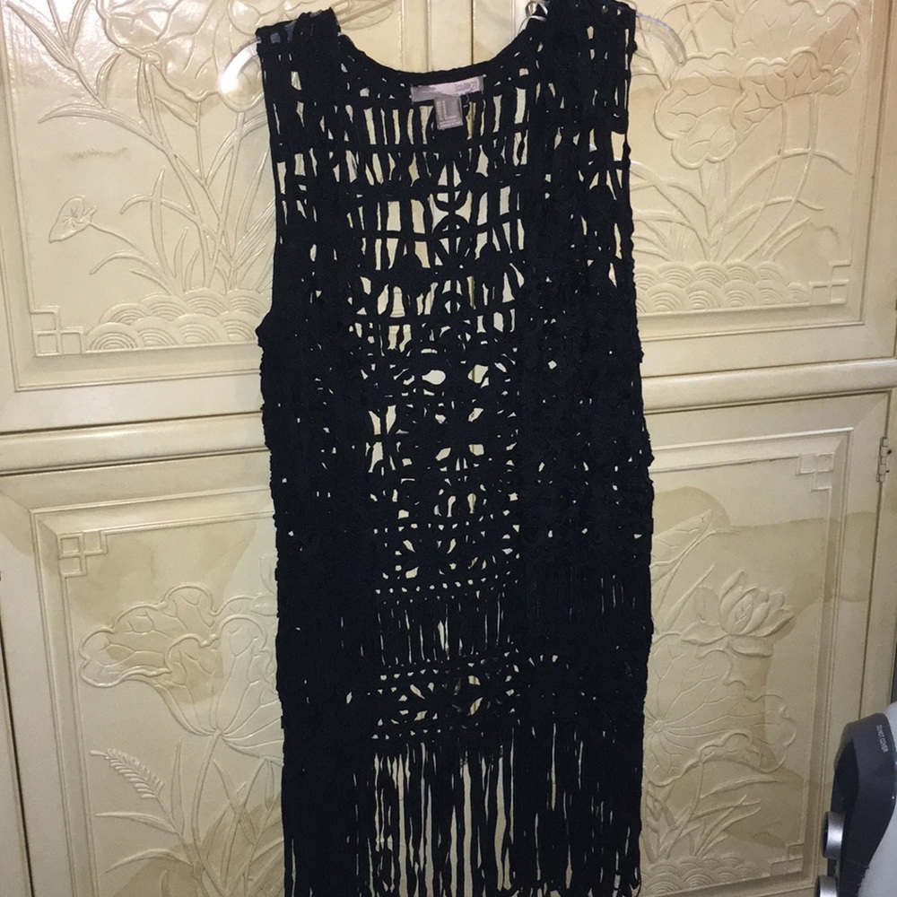 Sleeveless black long vest